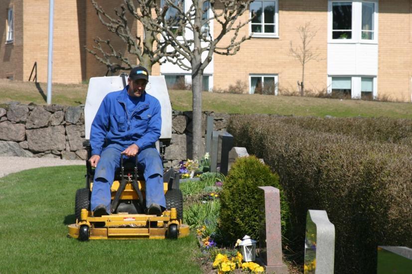 DET ÄR VIKTIGT MED MASKINER OCH UTRUSTNING SOM UNDERLÄTTAR ARBETET SPEGELDAMMEN MELLAN NATURSTENSÄNGEN OCH MINNESLUNDEN En tredje aspekt på miljöhänsynen är att KYRKOGÅRDEN UTGÖR EN ARBETSPLATS för