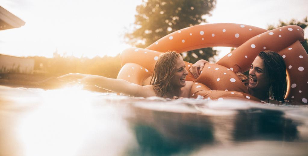 Klorfria kemikalier Klorfria kemikalier Bättre för dig, poolen och miljön Att ta ett bad i sin nya pool ska kännas skönt, avkopplande och ge dig möjlighet att ladda batterierna.