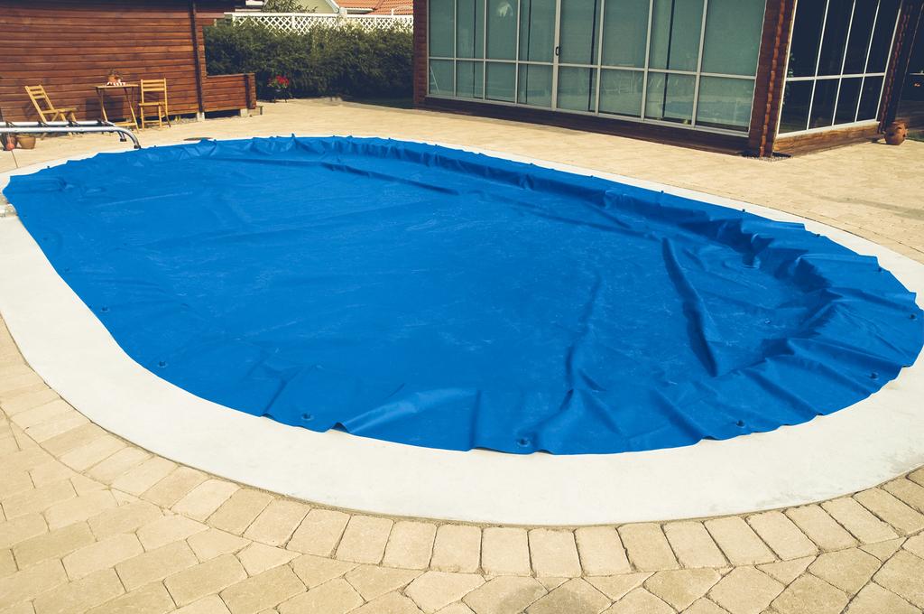 Tips vid vinterstängning Vårt vinterstandardskydd kan tillverkas till alla poolformer.
