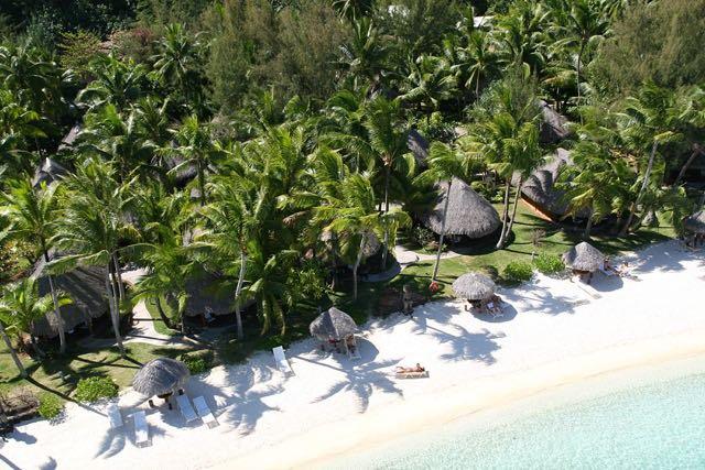 grönsaker, samt andra varor. Tahiti består av en stor cirkelformad ö kallad Tahiti Nui och en mindre cirkelformad ö kallad Tahiti Iti, som hänger samman genom en liten landtunga vid namn Taravao.