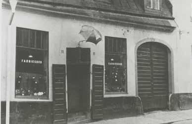 DEN LÅGA LÄNGAN VID ST PAULSGATAN MED PARAPLYAFFÄREN. FOTO: O. VIRGIN 1936. F 34510. STOCKHOLMS STADSMUSEUMS ARKIV INTERIÖR FRÅN SADELMAKERIET I FASTIGHETEN. OKÄNT ÅR OCH FOTOGRAF. F 88570.