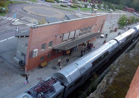 Sedan den befintliga Svealandsbanan stod klar under sommaren 1997 så har Strängnäs haft goda pendlingsmöjligheter framför allt till och från Stockholm.