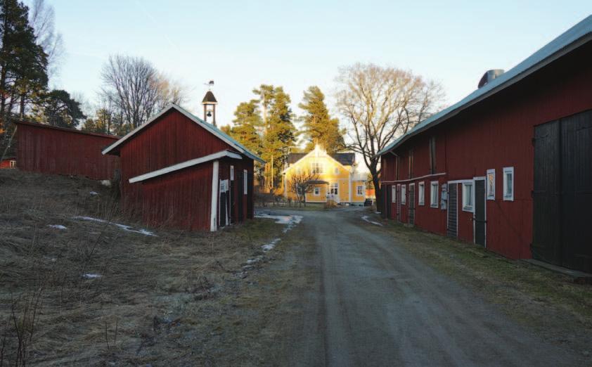 Ekonomibyggnaderna är i huvudsak uppförda på båda sidor om gårdsvägen. Foto: Tobias Mårud Gällande skydd Helhetsmiljön vid Skarplöt utgör en särskilt värdefull kulturmiljö.