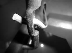 Montering Följ de tryckta instruktionerna för montering när du monterar denna maskin. 1) Montera det nedre handtaget på maskinen med fyra bultar som de tre bilderna nedan visar.