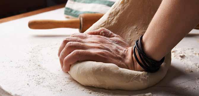 PROGRAMMET FÖR Hotell, restaurang och bageri HRHOT Baka, servera eller laga mat Finns på De la Gardiegymnasiet Gymnasium Skövde Vadsbogymnasiet Lukten av nybakat bröd eller smaken av en god måltid