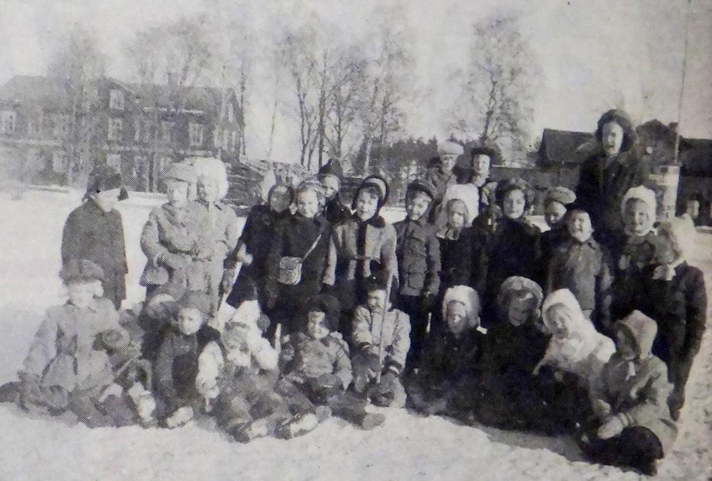 Ellen Bergström tillsammans med en grupp barn år 1947.