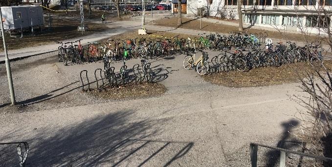 Angöring Cykelparkering fanns en bit västerut längs Johanneshovsvägen intill torget Gullmarsplan, i nära anslutning till entréerna.