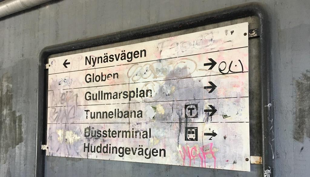 Nivåskillnader I utemiljön på Gullmarsplan fanns främst nivåskillnader vid uppgången till Tvärbanan samt när bussterminalen skulle angöras söderifrån. Nivåskillnaden överbryggades av trappor.