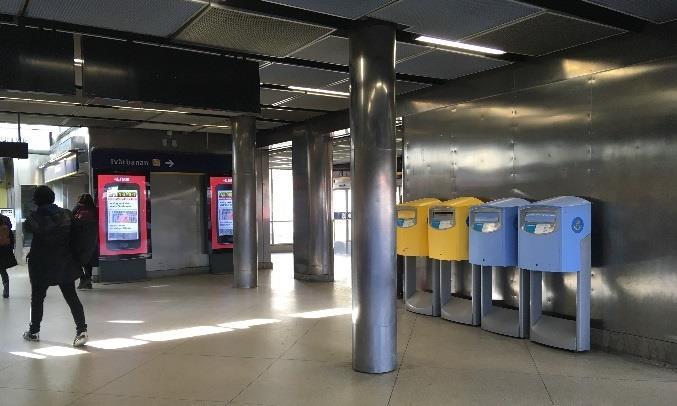 tunnelbana med riktning norrut hade två spärrkiosker och i spärrlinjeöppningen närmast dessa gick det endast att gå i riktning till tunnelbanan.