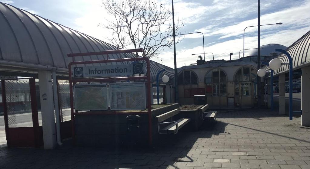 Väderskydd på plattformarna för buss bestod av olika lösningar.