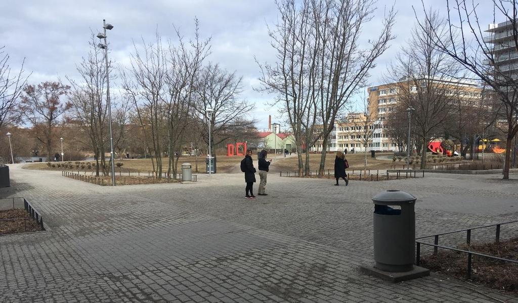 Grönska och grönområden Figur 21 - Trekantsparken intill sekundär stationsentré Omkring Liljeholmens station fanns grönska i såväl park som i gatumiljö.