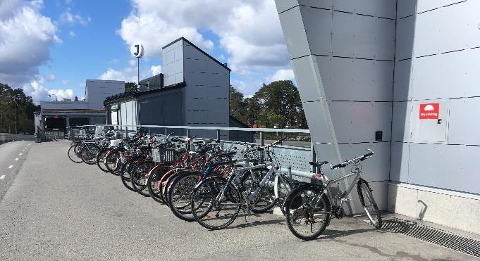 då både biltrafik samt gång- och cykeltrafik. Österifrån anslöt gång- och cykelvägen via en tillfällig trätunnel (se Figur 28), som sedan ledde upp på ordinarie nya Barkarbybron.