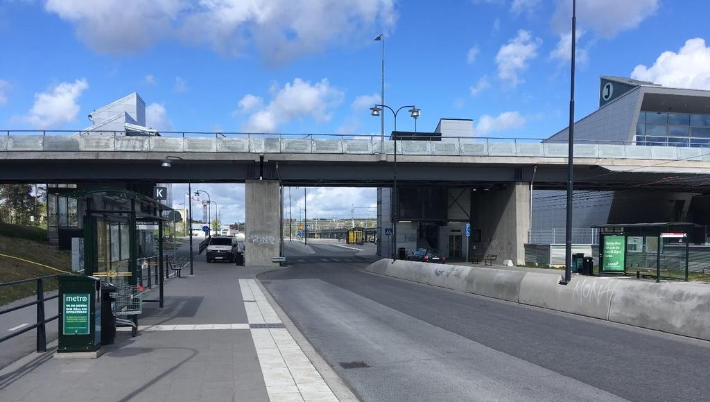 Figur 33 - Plattform på bussterminalen Plattformens utformning Plattformen för pendeltåg hade ledstråk till såväl påstigningsytor som vindskyddade väntplatser.