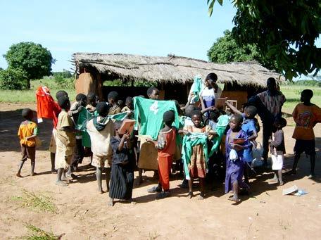 inte heller skoluniformer. I början av 90-talet började man i Zambia bygga byskolor, community schools, som är avgiftsfria och drivs av föräldrar.