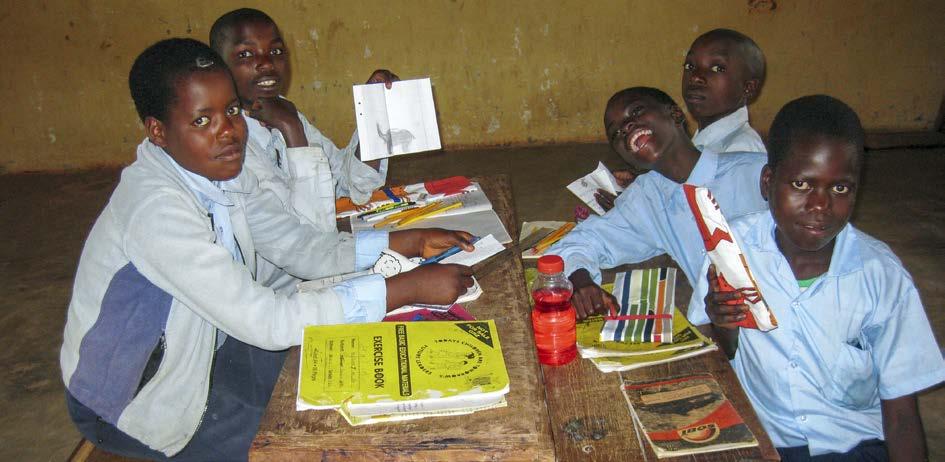 Chisamba utanför sitt hus med klass Fin toalett Barnen utanför Kayola I byn Kambombo inte långt från Kakoma ligger Kayola school.