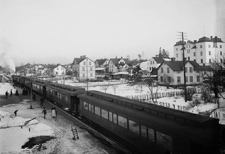 Huvudsta och Skytteholm På båda sidor om järnvägen, kring den dåvarande järnvägsstationen i Huvudsta, växte i början av 1900-talet ett municipalsamhälle fram.