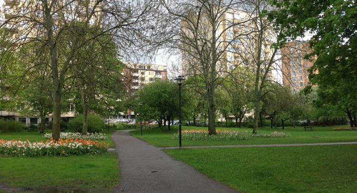 I Skytteholm ligger Huvudsta torg (nr 2). I den västra delen av torget finns en gräsvuxen parkmiljö med träd och bänkar, se Figur 57. Längre västerut ligger Skytteholmsfältet (nr 3).