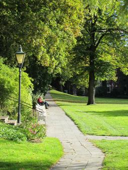 Parken är mycket populär eftersom den både nyttjas som en grön oas i stadsmiljön och av besökare till den konsthall som finns i parken. 92 Parken gränsar i väster till en cykelväg (Löfströmsvägen).