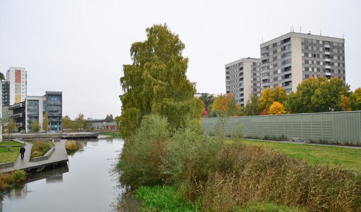 I mitten av området rinner Bällstaån och på vardera sida finns grönytor, bryggor och promenadstråk, se Figur 59. Flera gångbroar binder samman ytorna norr och söder om Bällstaån. Figur 58.