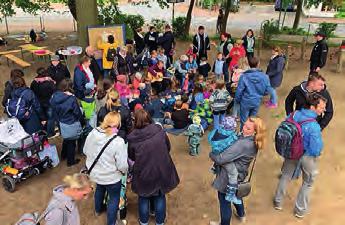 Immer wieder stehen oder sitzen Familien in kleinen Gruppen zusammen, unterhalten sich, genießen die Atmosphäre.