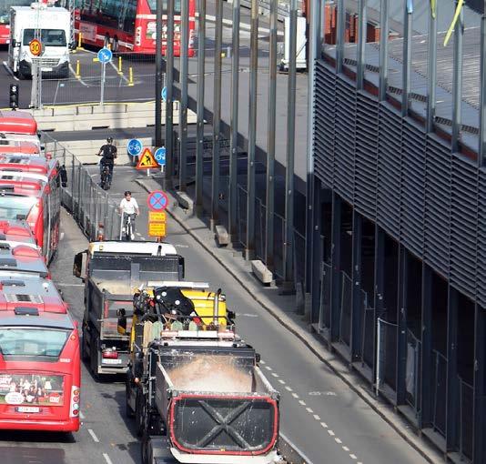 KVARNBACKSVÄGEN, som ansluter till Brommaplan, är trots att den ser ut som en vanlig gata en del av huvudstråket Ekerö Solna genom Stockholm, och där går ett stort antal busslinjer inklusive