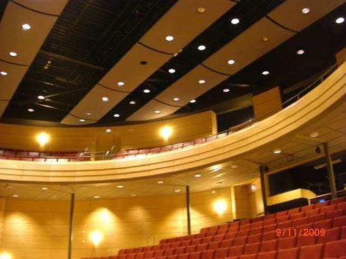 Vara konserthus nämns ofta i olika sammanhang. I den finns 517 publika platser och scenmåtten är 11 meter djup och 14 meter bred.