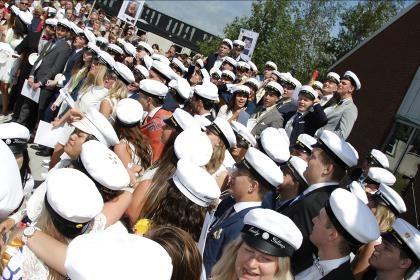 Studentveckan Hålltider under Studentveckan. Måndag 10/6 08.00 Lektioner enlig schema Tisdag 11/6 08.00 Dans, vett och etikett (schema) 12.45 Samling i Aulan inför klasskampen 13.