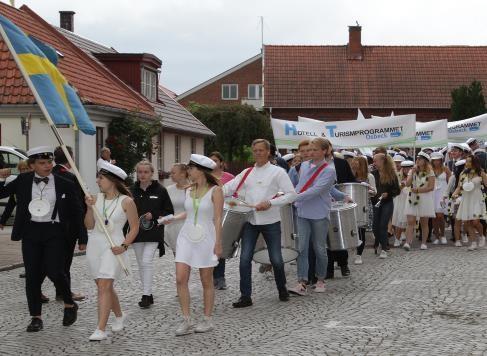 Studentdagen Lördagen den 15 juni 08:00 Foto (studentkatalog) och mingel med Donald i cafét. 10.15 Studentmarsch till kyrkan.