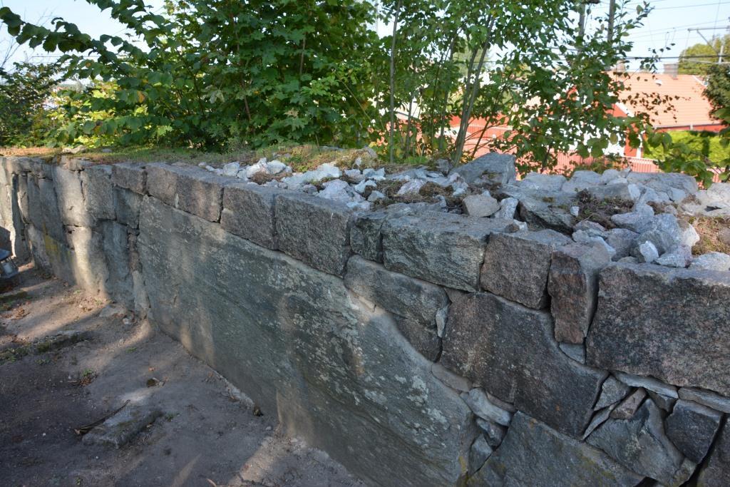 Efter färdigställandet av norra muren. Den stora stenen har inte kunnat rubbas.