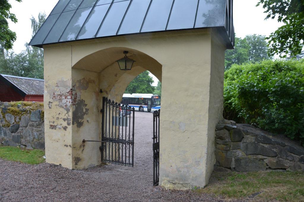 Stigluckan från kyrkogården.