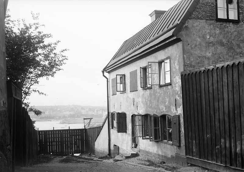 STORA PRYSSAN 2 OMKRING SEKELSKIFTET 1900. SSME030029S Stenhuset vid Blecktornsgränd uppfördes troligtvis under 1740-talet och är en av få hus som stod relativt oskadade efter Mariabranden 1759.