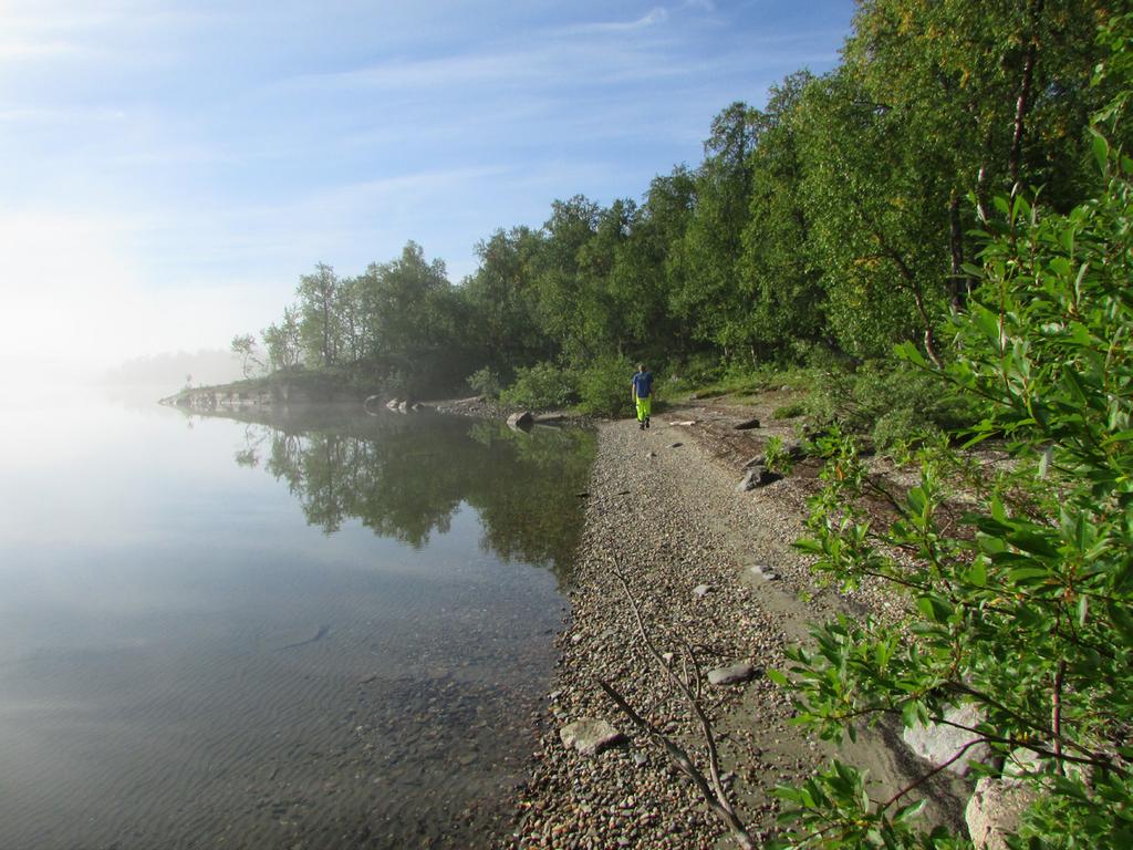 Figur 2. Laisholm, strax söder om grundvattenmagasinet längs stranden av sjön Stor Laisan. Foto: Eva Jirner. Dessa höga berglägen bedöms utgöra en fast vattendelare.