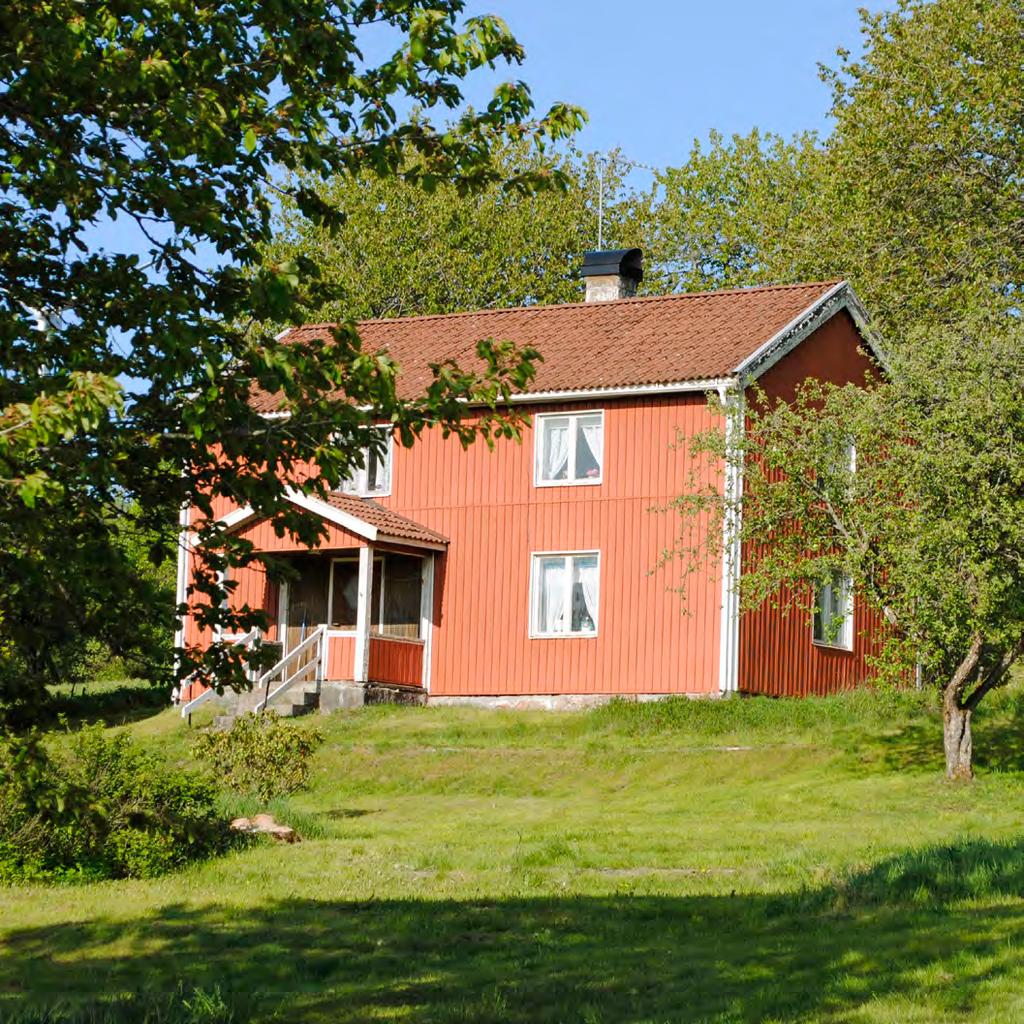 Trevligt läge i Kansjö Gård om 8 ha i Kansjö by, en kort promenad från Kansjön med bad och fiskemöjligheter. Fastigheten har ett bra läge med ca 20 min bilresa till både Jönköping och Nässjö.