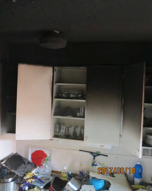 Händelseförlopp Klockan 17:50 lagar en person i en lägenhet på plan 4 mat med olja som börjar brinna. Rök från branden aktiverar detektor i lägenheten och automatlarmet aktiveras.