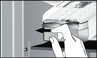 2.13. ICE MATE* TILLVERKNING AV ISKUBER Ta ut iskubslådan genom att dra den mot dig.