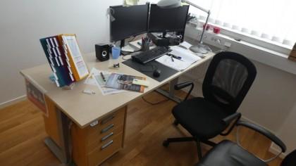 skrivbordsstol, 2 skärmar samt PC Hp 3450-085