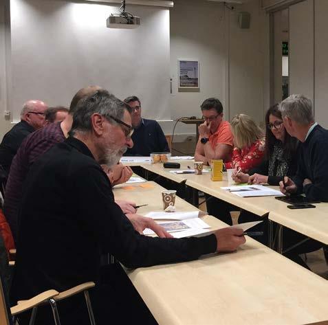 Man vill ha dit många besökare men det finns dåliga parkeringsmöjligheter och bussförbindelser, gång- och cykelväg saknas. Smala vägar med dålig sikt, vägren saknas.