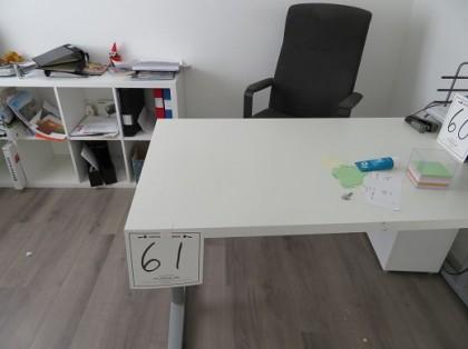 Skrivbord, stol, 2st whiteboard, hylla