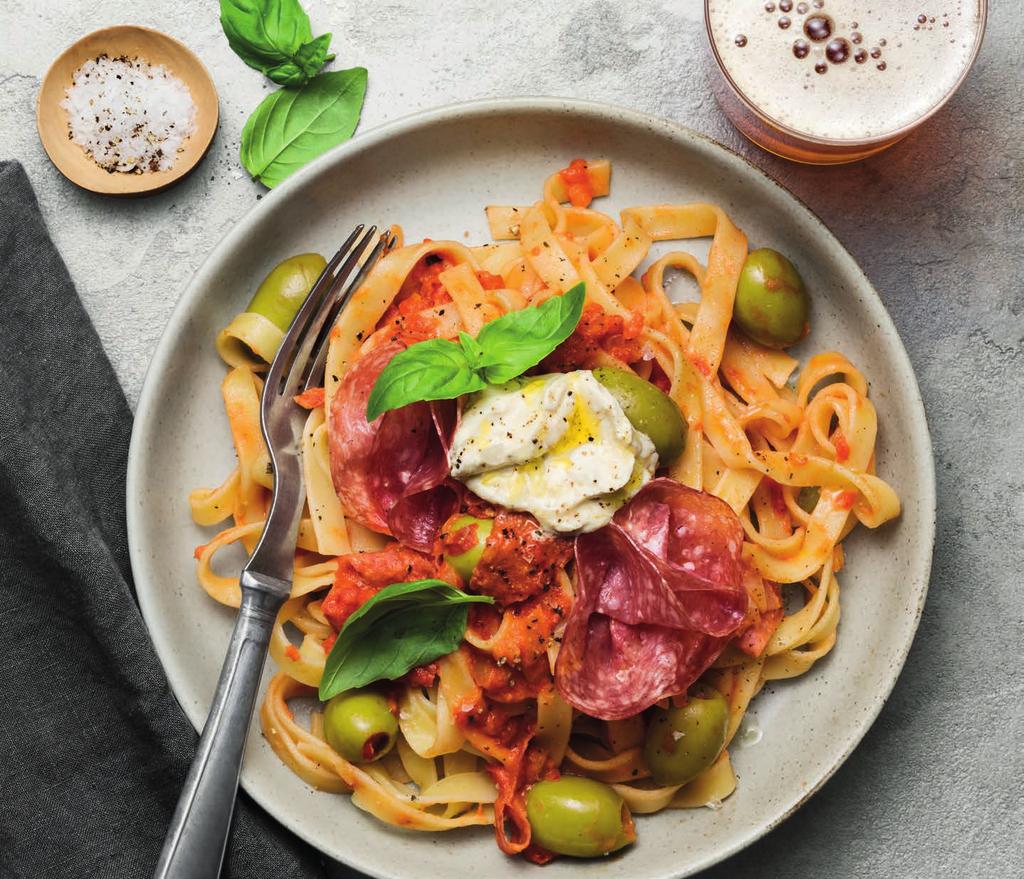 RECEPT 3 25 MIN 761 kcal/port. Energi från: Fett 30g Kolhydrater 98g Protein 23g Tagliatelle med crème fraiche, tomatsås och salami Krämig tomatpasta som får extra kryddning av salamin.