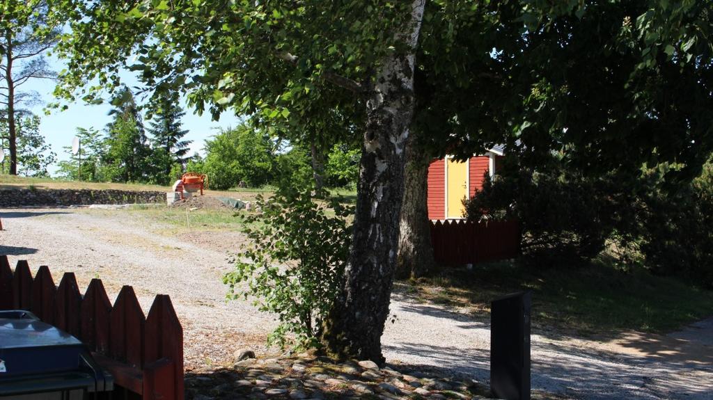 I anslutning till planområdet finns grönytor. Kulturmiljö Kulturhistorisk intressant bebyggelse Hela fastigheten bedöms övergripande ingå i kulturhistoriskt värdefull bebyggelsemiljö.