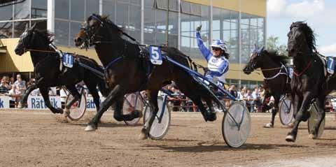 nyhetsbörsen juni2012 120623 Tintin Viking vann Jon Åkermans Minne Kajsa Frick har bra snurr på hästarna för dagen.