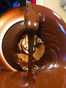 fabriken i åttio kilos säckar. Mjölkchokladen innehåller förutom kakaobönor bara ekologiskt rörsocker och ekologiskt helmjölkspulver. Massan blandas i tolv dygn i chokladkvarnen.