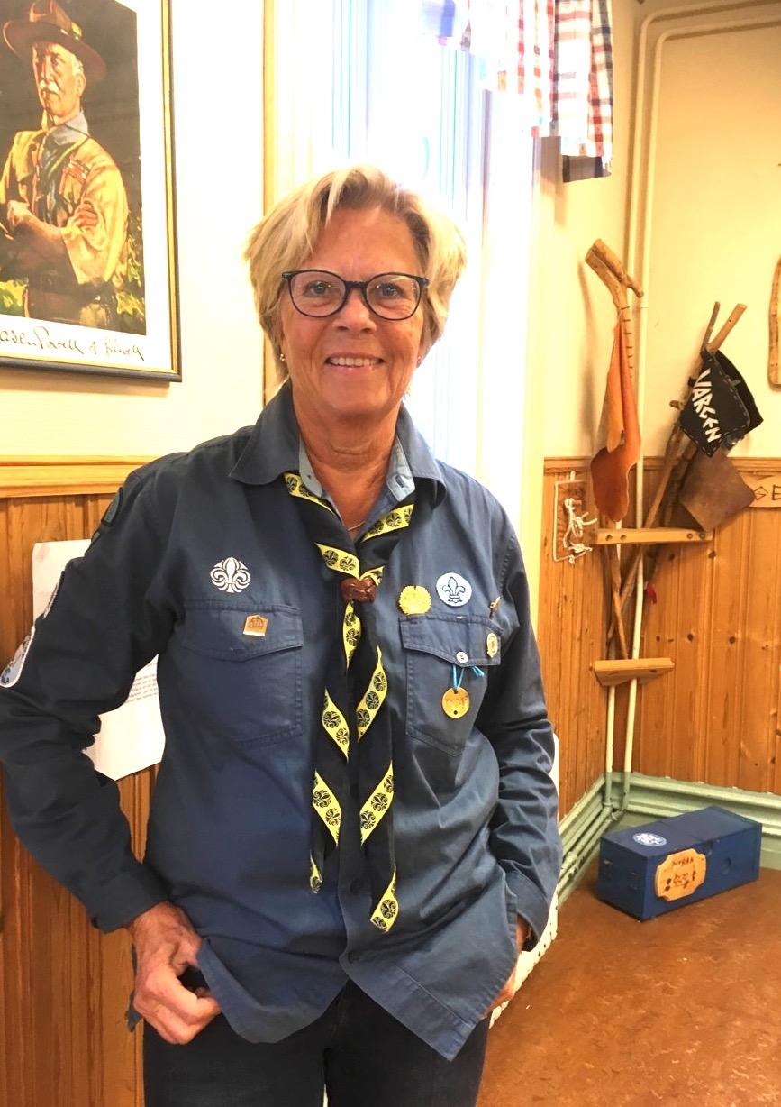 Presentation av en scoutledare Agneta Johnson, Lidköpings scoutkår Scoutledare för Spårare, sekreterare och postmottagare i kåren Agneta började som blåvinge vid 8 års ålder och har därefter varit