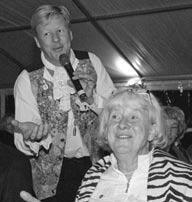 Ordföranden (som inte vill kallas ålderman), Anders Carell, hälsade välkommen och Stellan Pauli (som gärna vill kallas ålderman) fångade in historien kring byalaget.
