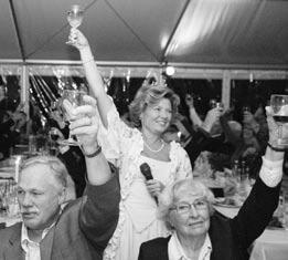 Knacka på och fråga eller kontakta någon av grannens släktingar