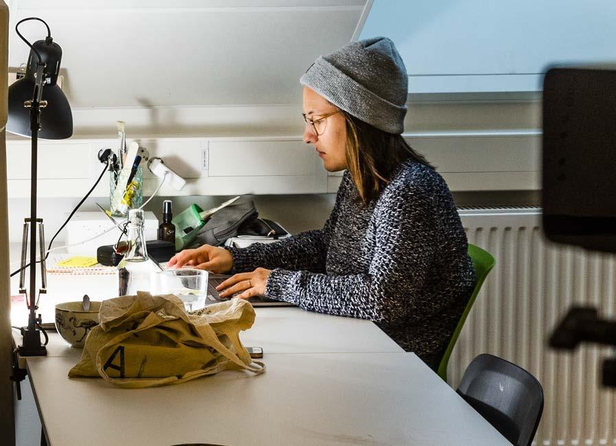 Yttre miljö se till att du har bra belysning, en lagom skön stol att sitta i och ett arbetsbord som är tillräckligt stort för de böcker och anteckningsmaterial du behöver använda.