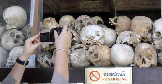 6 kambodja 5 x se och göra i Phnom Penh Dödens fält. De röda khmerernas avrättningsplats. S-21 Tuol Sleng, S-21, är en före detta gymnasieskola som under Pol Pot-regimen användes för tortyr.