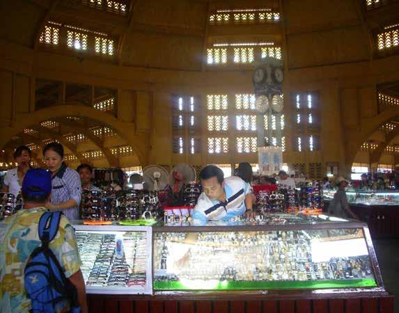 Ladda ner fler resguider på www.aftonbladet.se/resguider 5 x shopping i Phnom Penh Psar Thmei Kallas också för Central Market och här har du en marknad byggd som en cirkel med fyra armar.