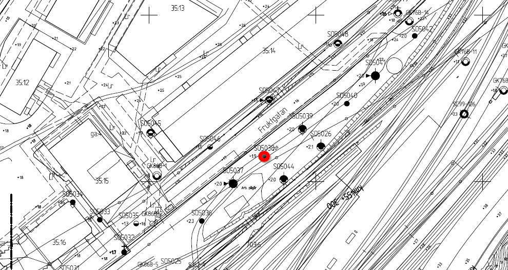 Som förutsättning för dimensionering i detta skede bedöms sättningshastigheten till ca 8 mm/år och sättningarna pågå ner till 15 m djup under markytan.