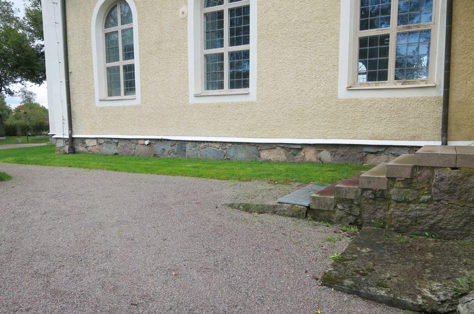 Dagvattenledning Mörlunda kyrka före åtgärd.